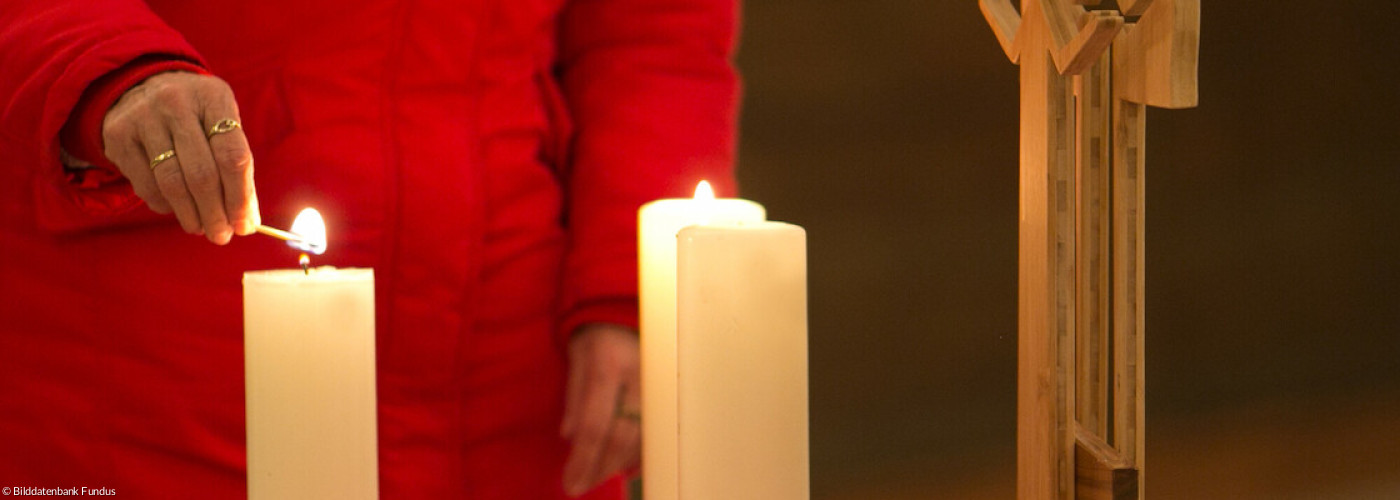 kleiner Altar mit Holzkreuz