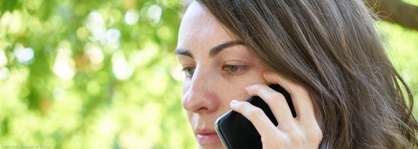 Eine Frau telefoniert mit dem Smartphone
