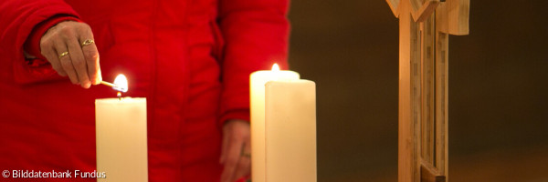 kleiner Altar mit Holzkreuz