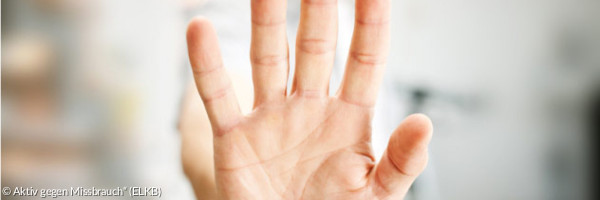 Das Bild zeigt eine Hand, die eine Stopp-Geste macht."