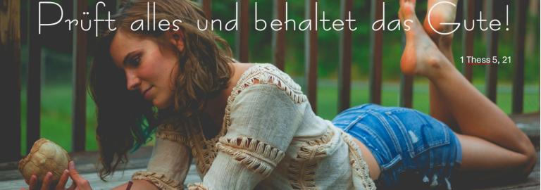 Frau liegt auf Holzboden, während sie Muschel betrachtet; Inschrift: Prüft alles und behaltet das Gute (1 Thess 5, 21)