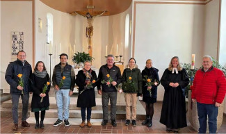 Kirchenvorstand Tirschenreuth: v.l.: Christian Münch, Jenifer Frank, Arta Jafar Mohammadi, Sandra Gürster, Dieter Meng, Christiane Eggert, Barbara Schattauer-Züllich (Vertrauensfrau), Pfarrerin Dr. Stefanie Schön, Carsten Gleißner