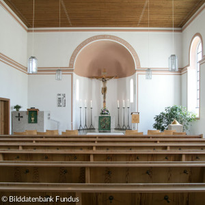Kirchenschiff mit Gemeinde